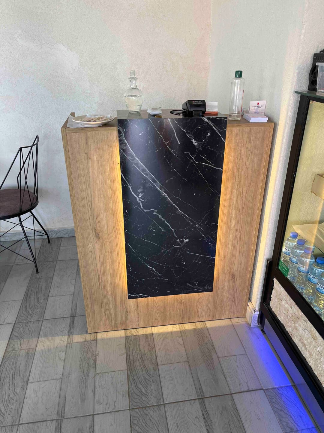 Customer photo review of Rani MA101 Karşılama Bankosu Led Işıklı Çekmeceli Banko Sepet Ceviz - Mermer Desen