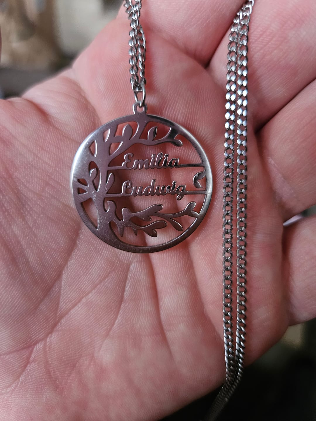 Customer photo review of LOANYA Lebensbaum Kette mit personalisierten Namen