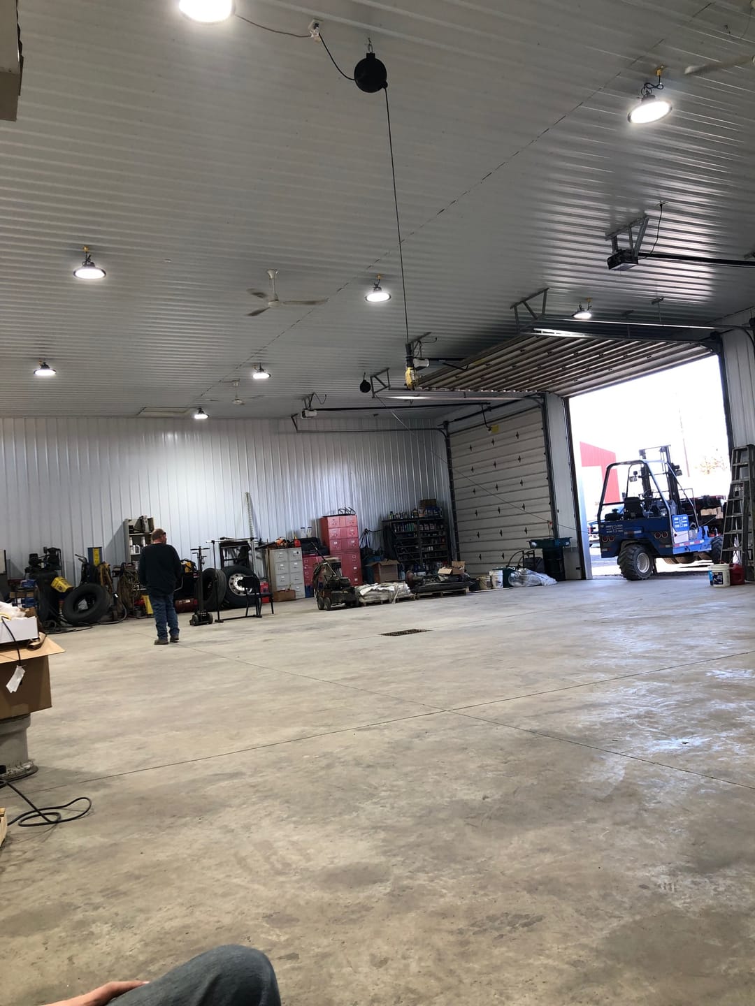 Customer photo review of UFO LED High Bay Light 240W 5700K Daylight White, 34800lm, Dimmable, UL, DLC, IP65 For LED Warehouse Lighting Barn Airport Workshop Garage Factory Lighting Fixture