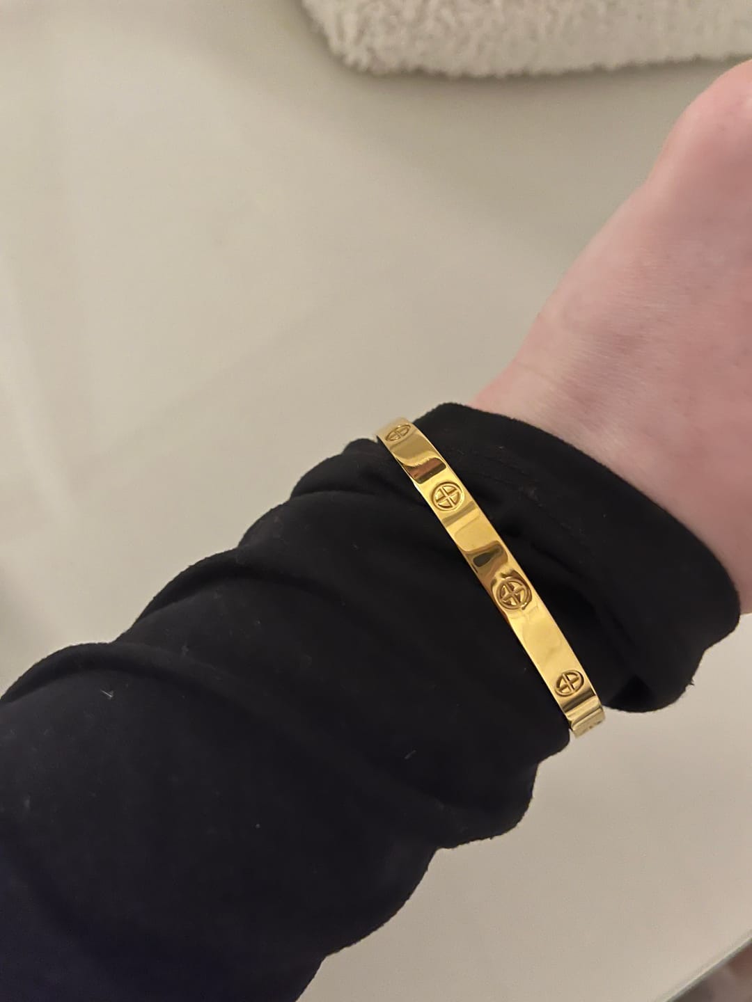 Customer photo review of Crossed Arianna Armreif | 18K vergoldet