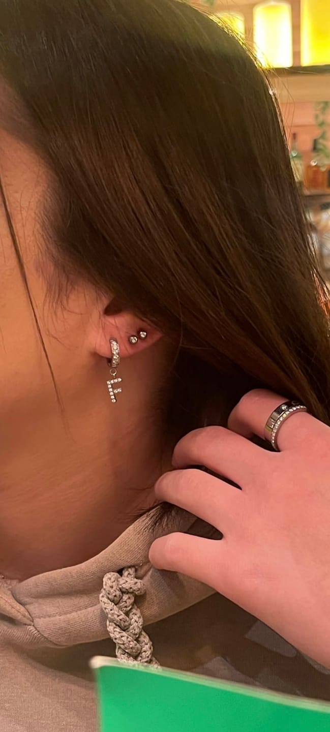 Customer photo review of Chunky Alphabet Ohrringe | 18K vergoldet