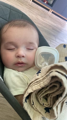 Customer photo review of Hegen PCTO™ 240ml/8oz Feeding Bottle PPSU, 2-Pack with 2 x Medium Flow Nipple (3 to 6 months)