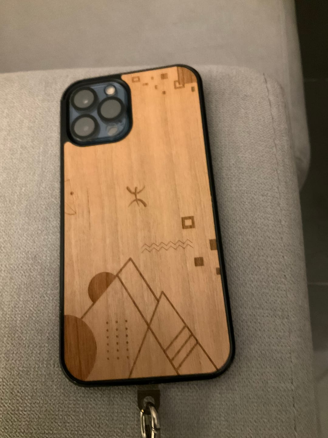 Customer photo review of iPhone - Coque en bois Abstract Amazigh - Fabrication 100% française (Azamoul x Coque en Bois)