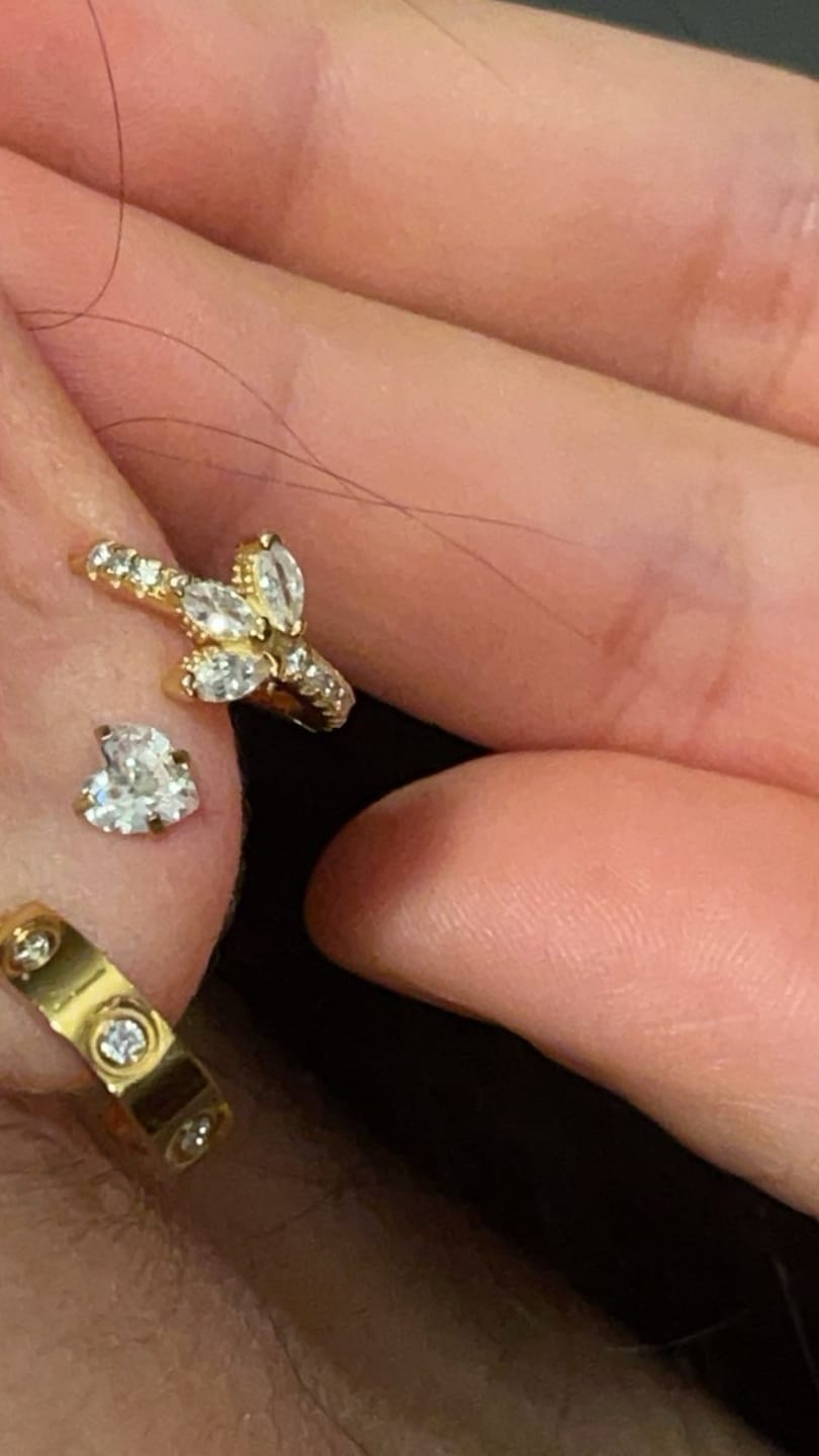 Customer photo review of Bright Heart Ohrstecker | 18K vergoldet