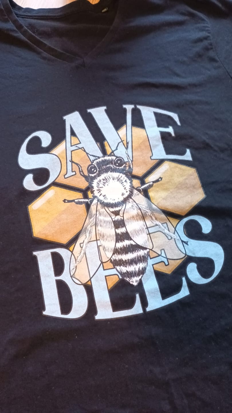 Customer photo review of SAVE BEES | HERREN PREMIUM V-NECK BIO SHIRT