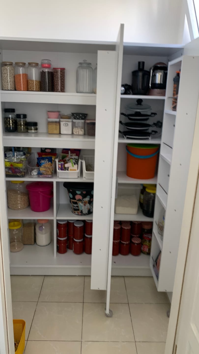 Customer photo review of Rani JE109 Çok Amaçlı Dolap Tekerlekli Üç Kapaklı Kiler Erzak Mutfak Dolabı Beyaz