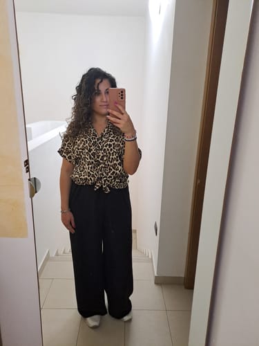 Customer photo review of Camicia crop Leoparata con nodo