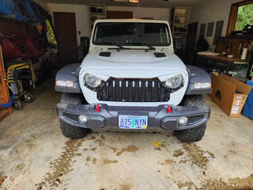 Customer photo review of Gladiator Vader Grille w/ Mesh - Black & White for 18-23 Jeep Wrangler JL & Gladiator JT w/o TrailCam