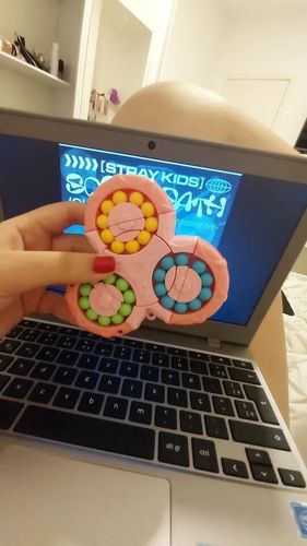 Customer photo review of Kletshuts™ SensoryToy - 2 i 1 Rubiks Terning / Magisk Bønne Gyro Fidget Spinner