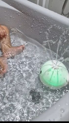 Customer photo review of Kletshuts™ WhaleToy - Hval Badelegetøj Med Lys