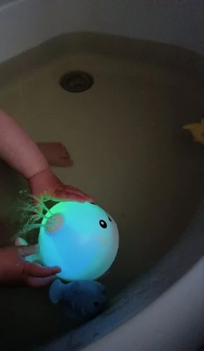 Customer photo review of Kletshuts™ WhaleToy - Hval Badelegetøj Med Lys
