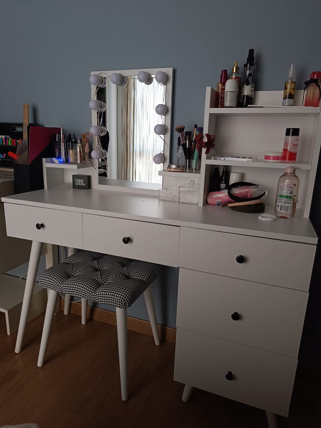 Customer photo review of Rani BJ101 Makyaj Tuvalet Masası 5 Çekmeceli Raflı Aynalı Takı Düzenleyici Puf Takım Beyaz