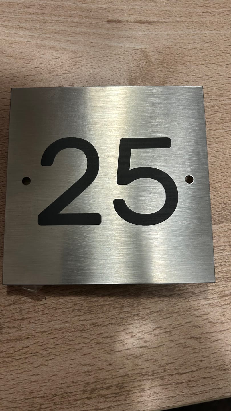 Customer photo review of Edelstahl Hausnummernschild graviert 10×10 cm, 15×15 cm oder 20×20 cm