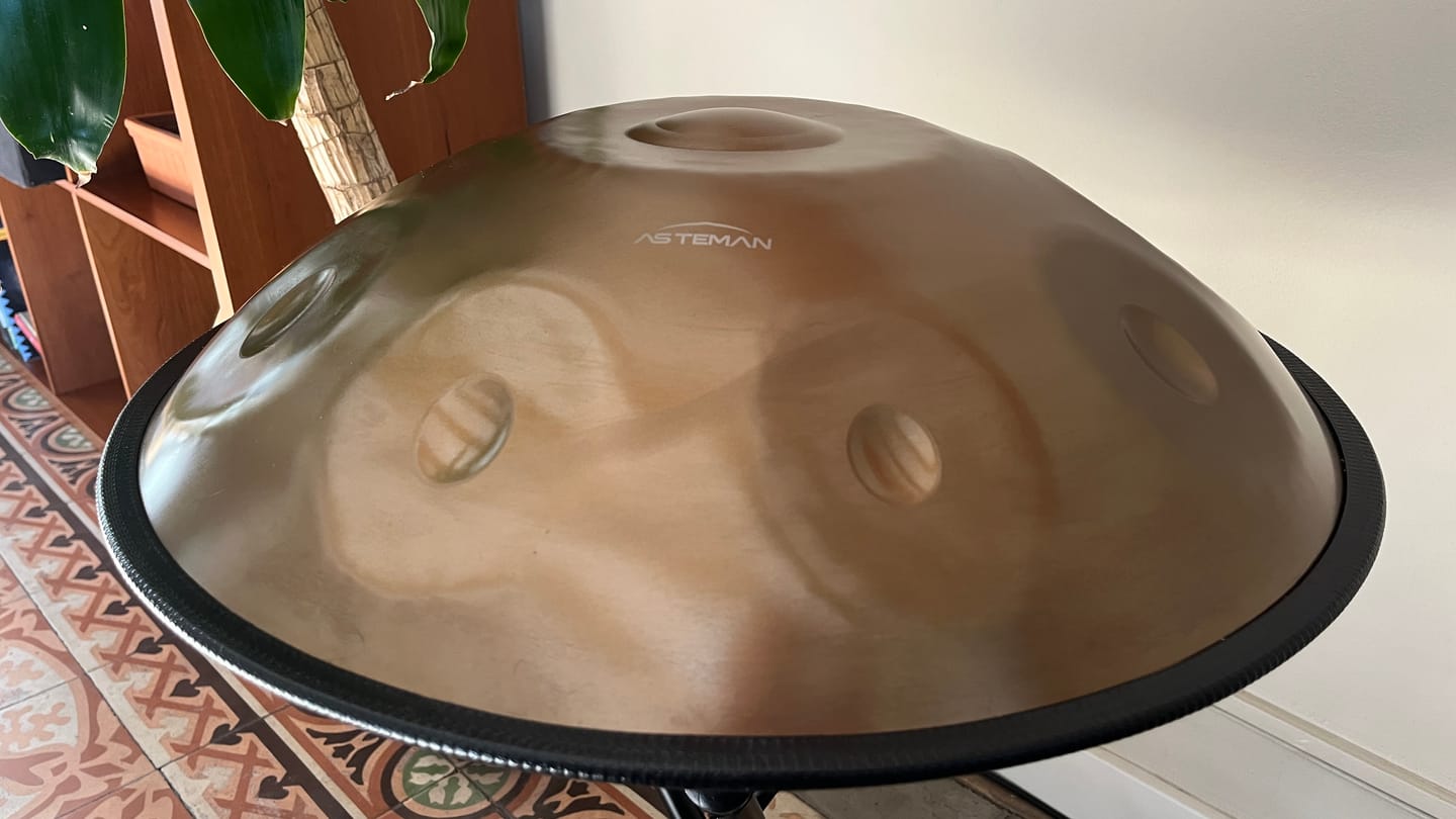 Customer photo review of AS TEMAN Handpan Pure Golden 9 Notes D Minor Scale Hangdrum with gift set