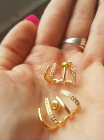 Customer photo review of Claw Earrings | Jomayli