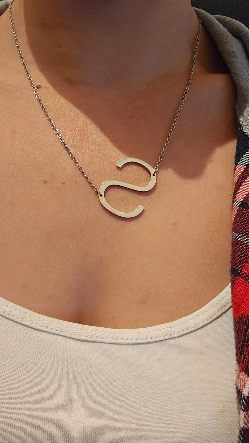 Customer photo review of Collier personnalisé Initiale (Lettre Majuscule)