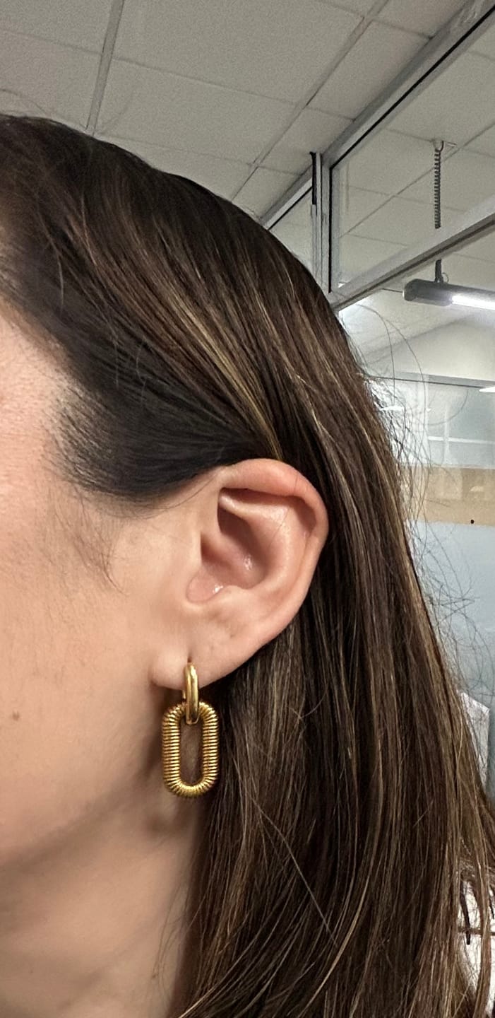Customer photo review of Par Arracada Con Dije Ovalado