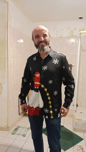 Customer photo review of Chemise à manches longues fantaisie noire boutonnée du Père Noël pour homme