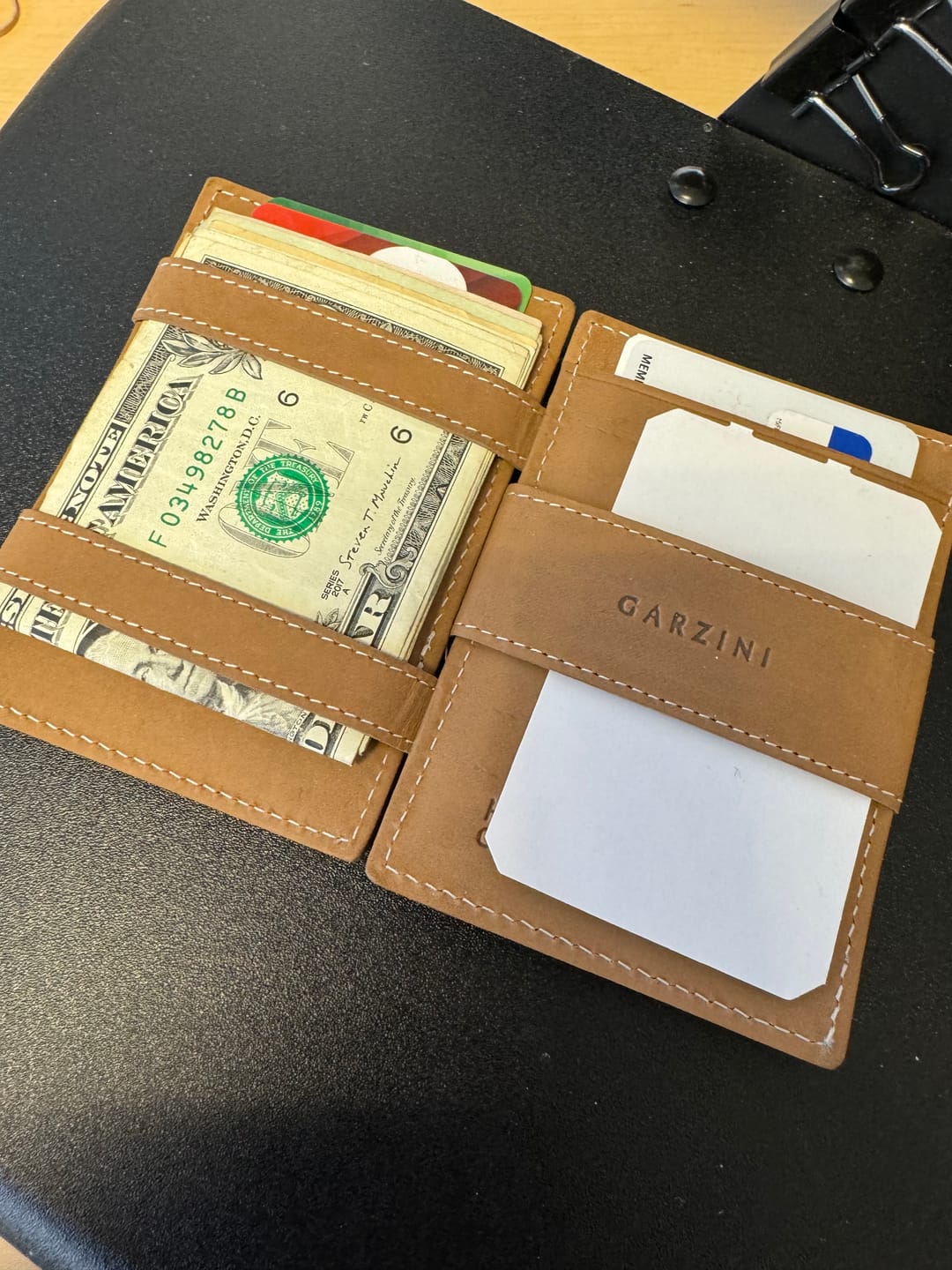 Customer photo review of Essenziale Magic Wallet