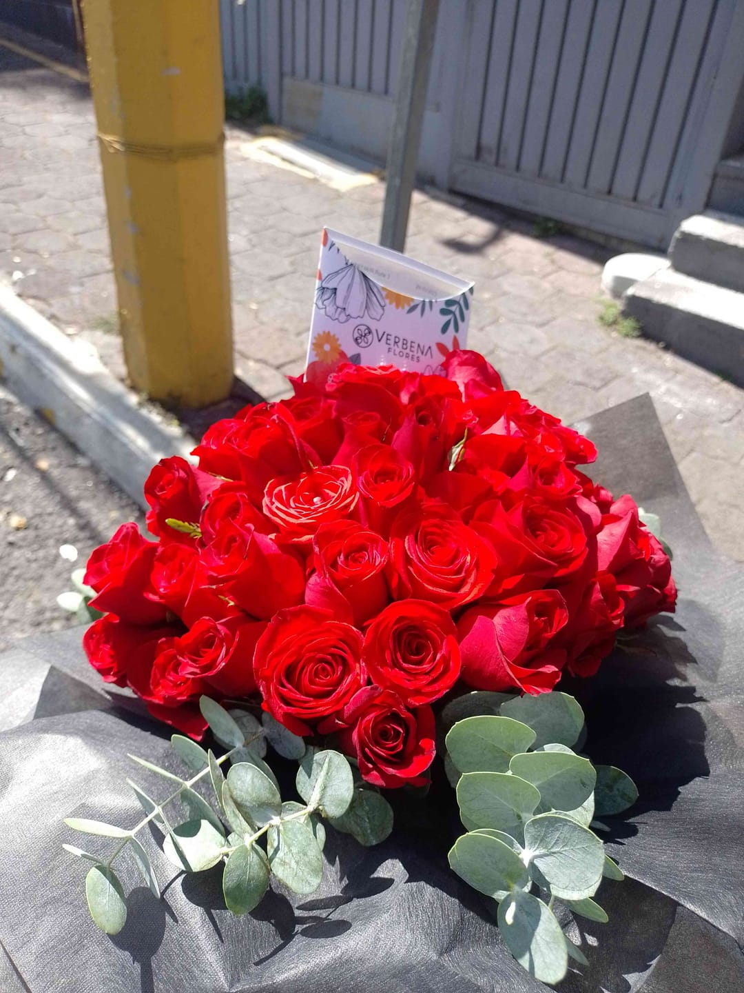 Customer photo review of Ramo Buchón - 75 Rosas Rojas