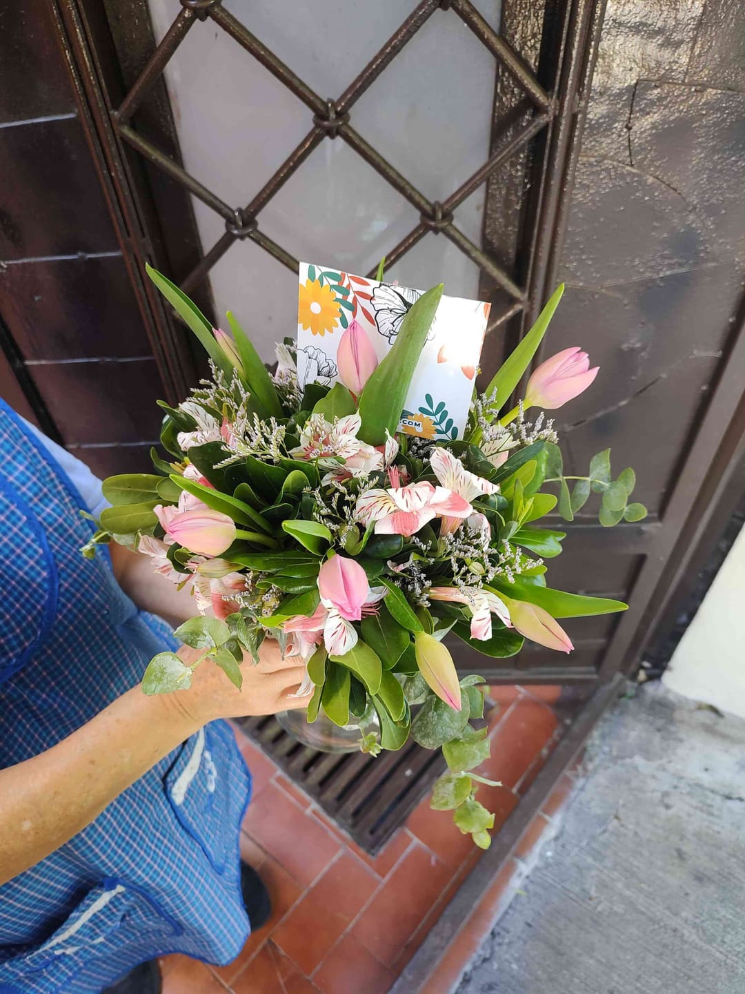 Customer photo review of Campanita - Tulipán y Astromelia Rosa