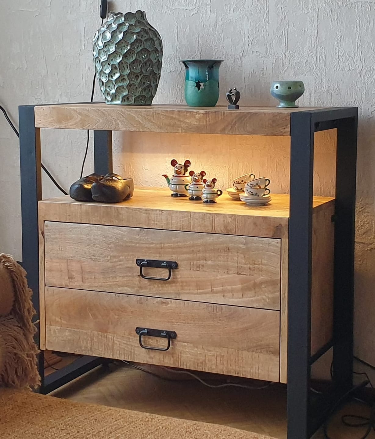 Customer photo review of Mangohout kastje met 2 lades Industrieel Design | Mangohout en Staal | 80x40x80cm