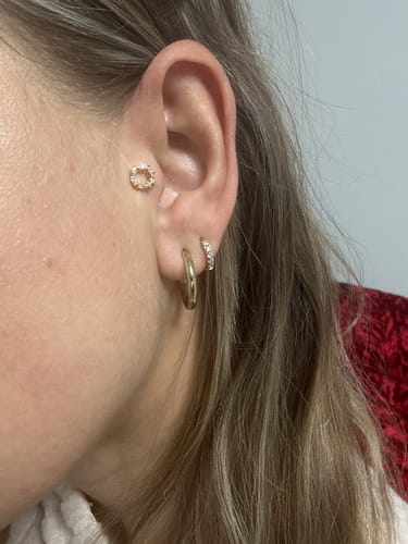 Customer photo review of Karma Ohr Piercing 18 Karat Vergoldet