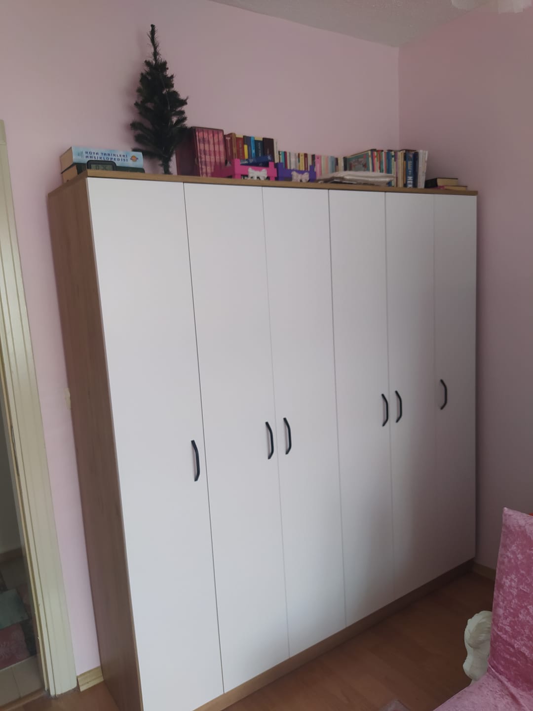 Customer photo review of Rani BA114 Geniş Gardırop Elbise Dolabı 6 Kapaklı 16 Raflı 2 Askılı Sepet Ceviz - Beyaz