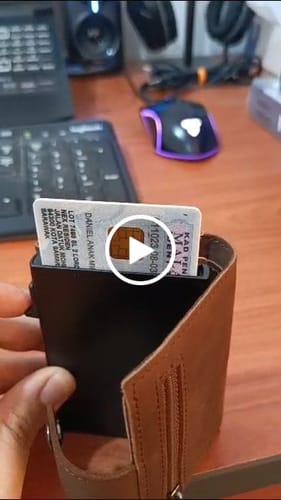 Customer video review of EasyWallet - Personalised Leather Smart Wallet