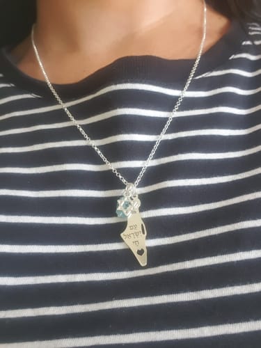 Customer photo review of שרשרת ארץ ישראל עם חריטה אישית