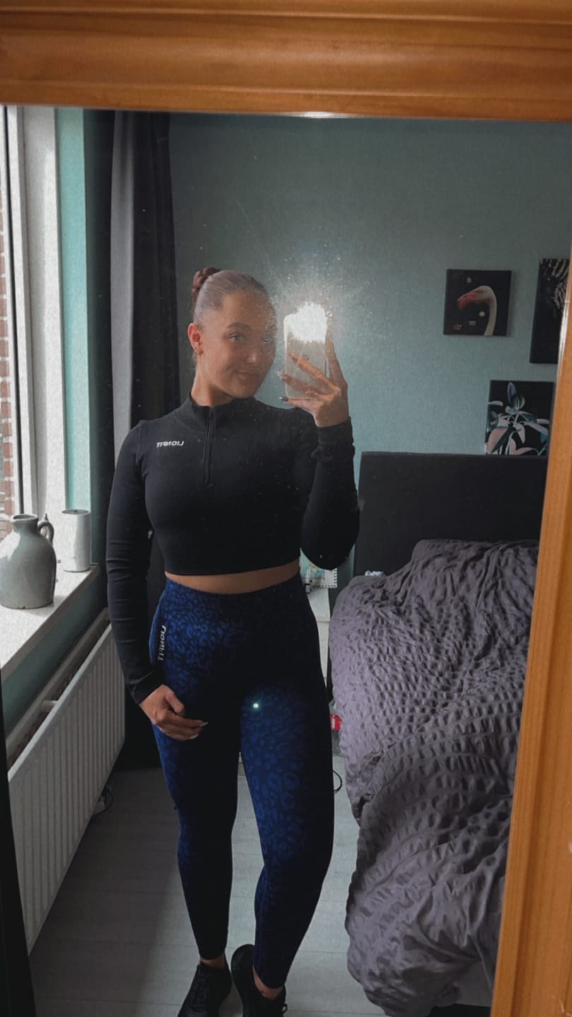 Customer photo review of Seamless Leggings Dark Blue Panther