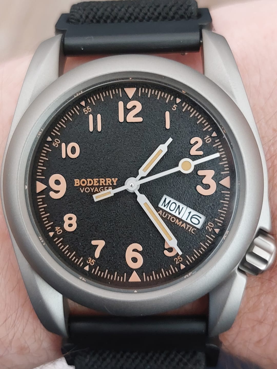 Customer photo review of VOYAGER - 100M Waterproof Titanium Automatic Field Watch | Volcanic Gray-Day,Date