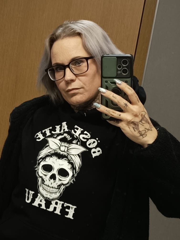 Customer photo review of Böse alte Frau - Damen Hoodie