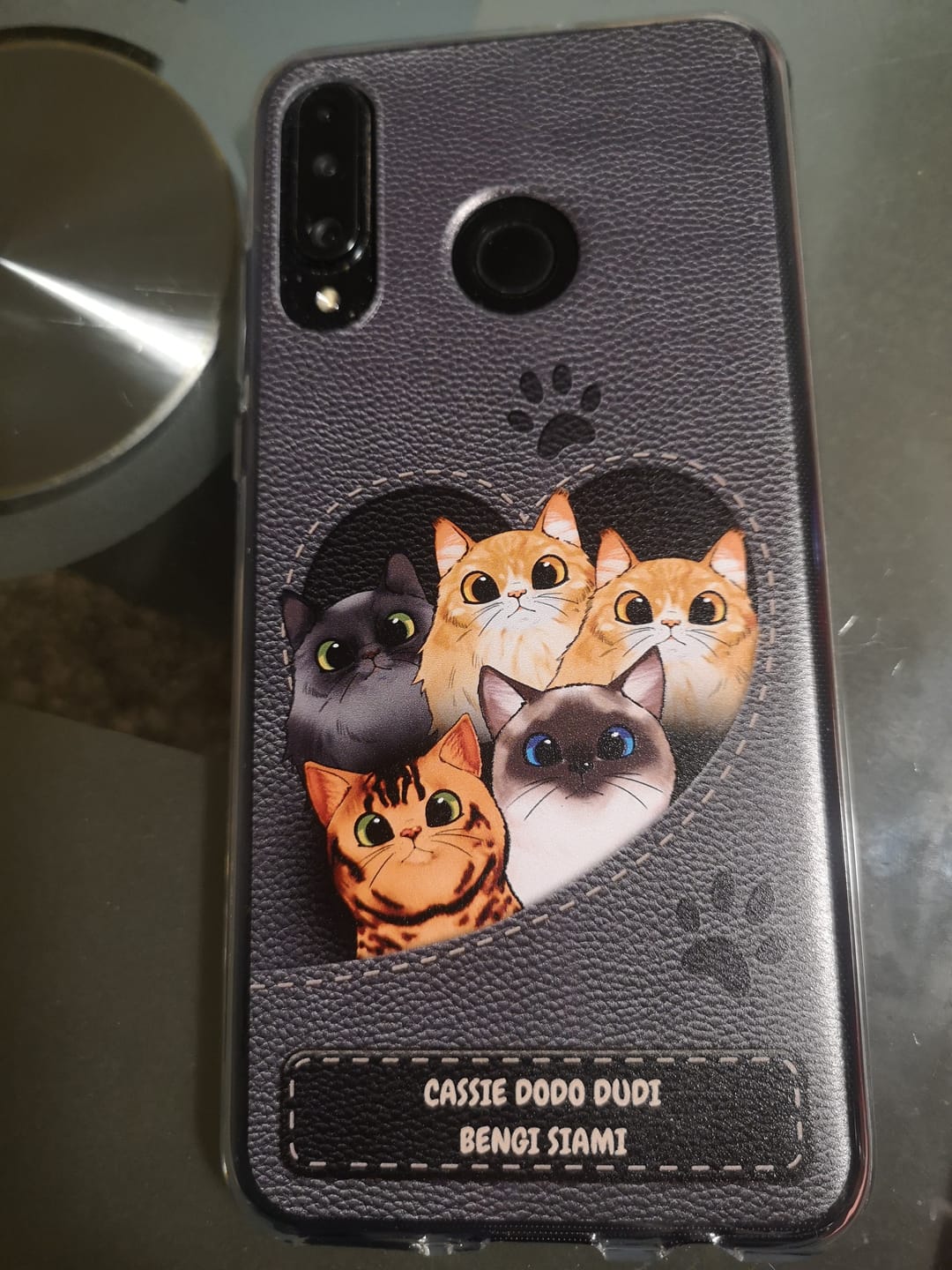Customer photo review of Gatto con cuore aspetto similpelle - Custodia per il telefono personalizzata