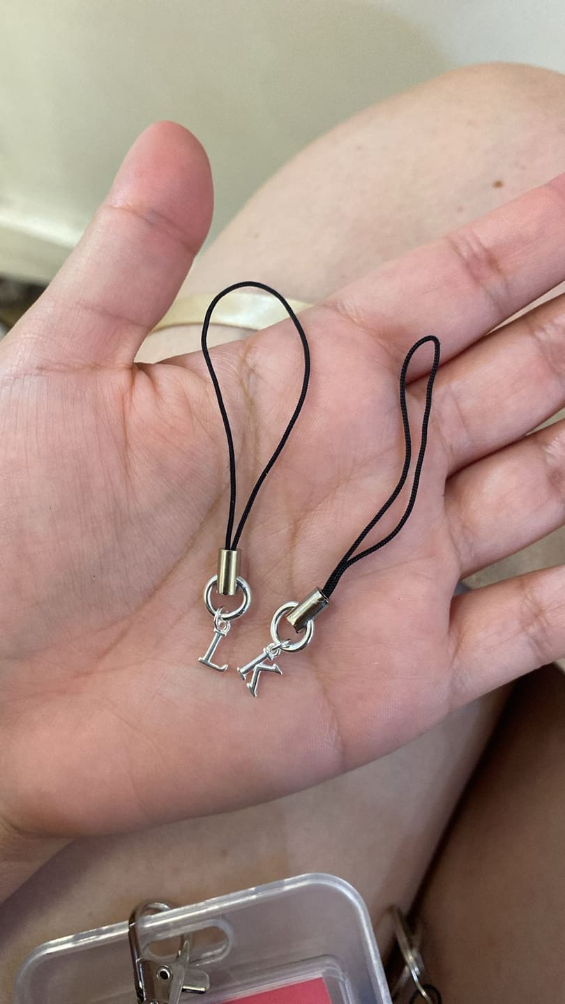 Customer photo review of COLGANTE LETRA PLATA