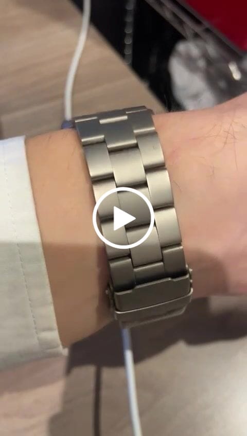 Customer video review of VOYAGER - 100M Waterproof Titanium Automatic Field Watch | Vintage Noir-bracelet