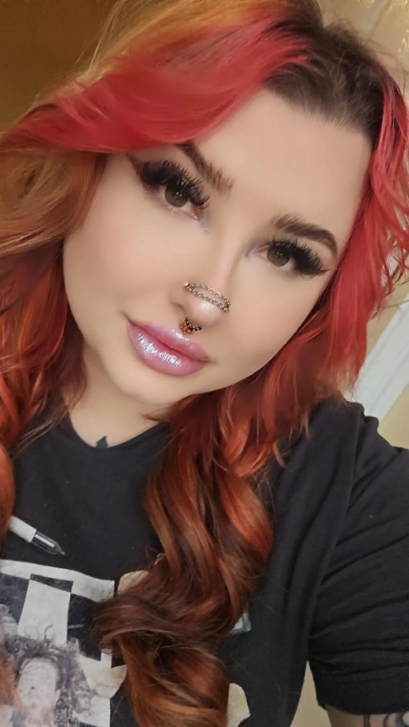 Customer photo review of Rainbow glow Eyeshadow/highlighter