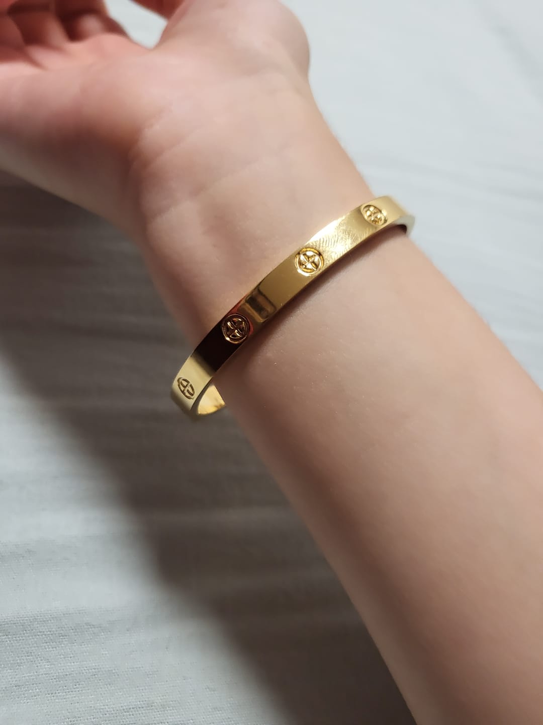 Customer photo review of Crossed Arianna Armreif | 18K vergoldet