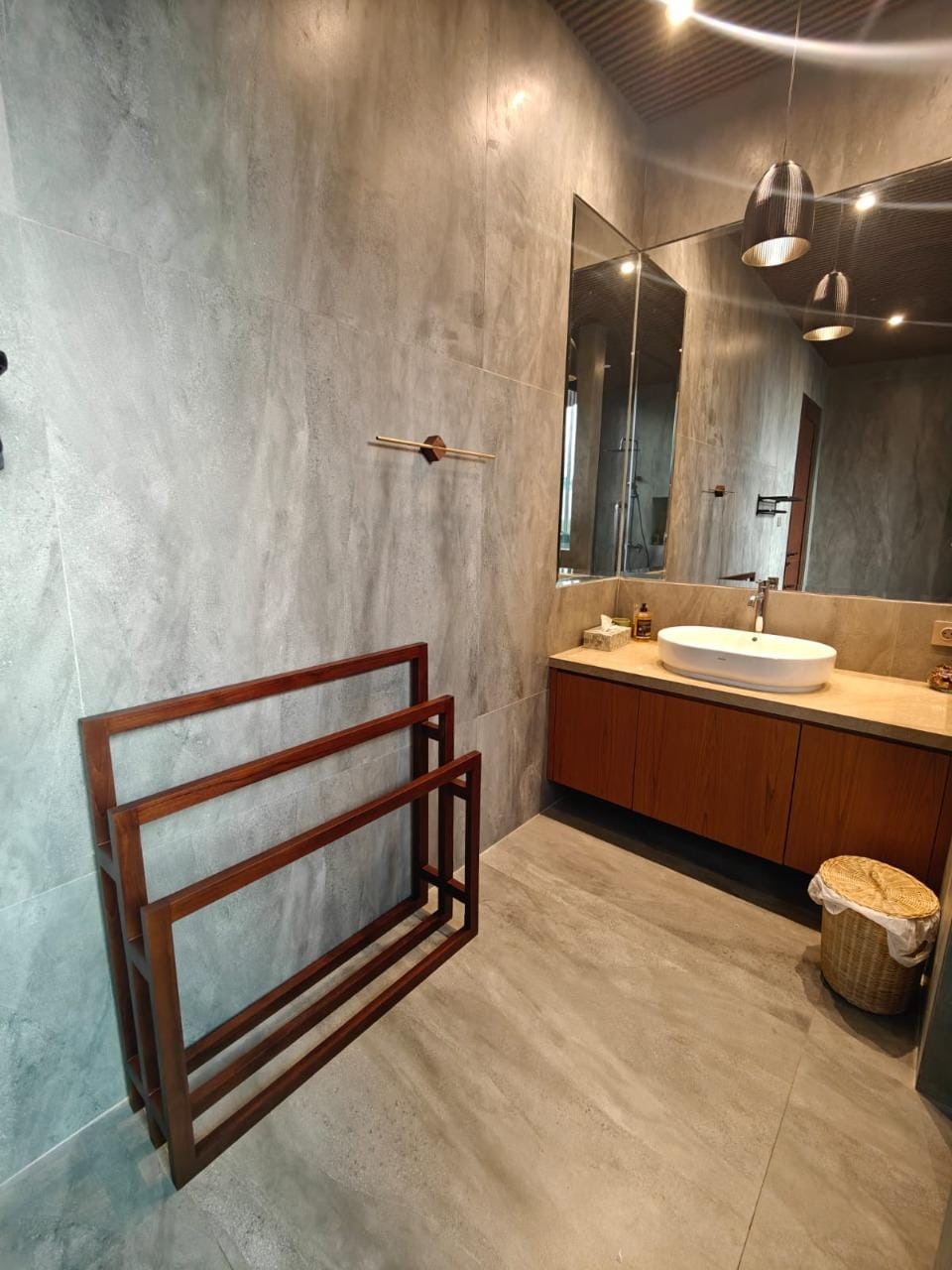 Customer photo review of Exclusive Tiered Teak Towel Rack