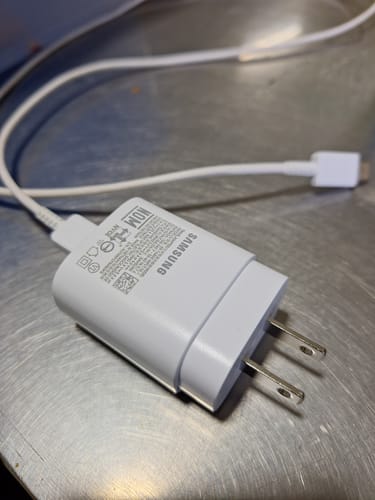Customer photo review of Cargador de Pared Samsung 25W USB-C Carga Super Rápida [Sin Cable] - Blanco