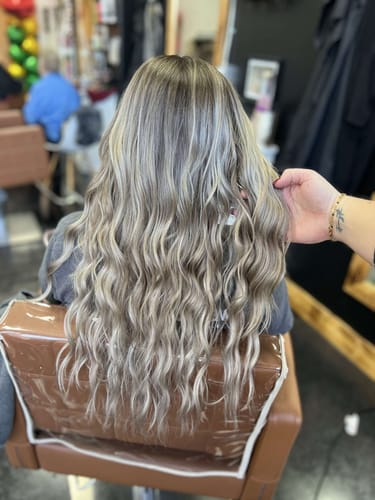Customer photo review of Full Shine Sew In Hair Weft Bundles 100% Remy Human Hair Balayage (#8/18/60)