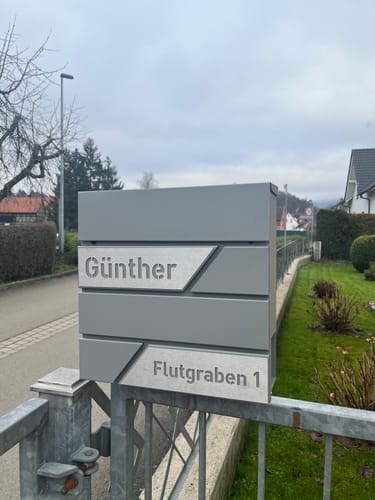 Customer photo review of AlbersDesign Briefkasten B1 in Graualuminium (RAL9007) personalisiert mit Edelstahl-Schildern