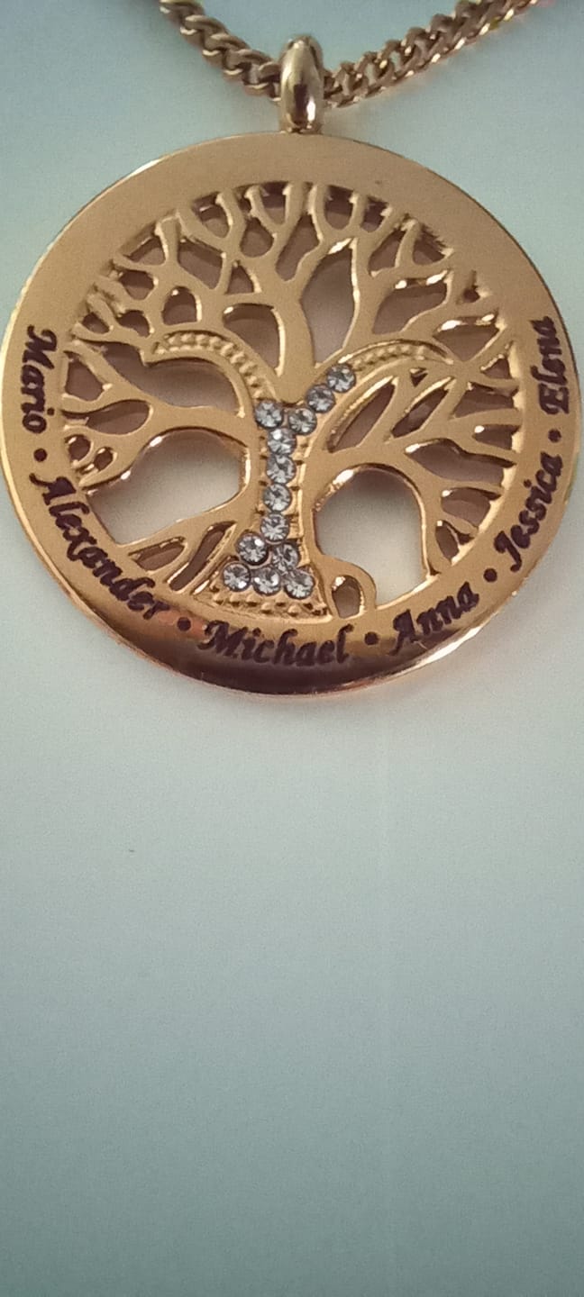 Customer photo review of Personalisierte Lebensbaumkette mit Zirkoniasteinen