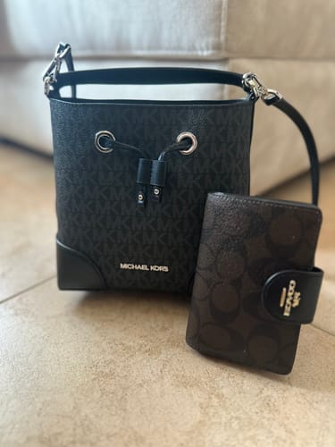 Customer photo review of Mercer Small Logo Bucket Bag (BLACK)