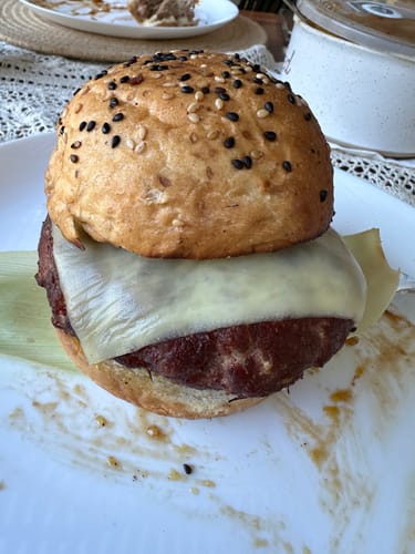 Reseña con foto de un cliente sobre Hamburguesa Premium