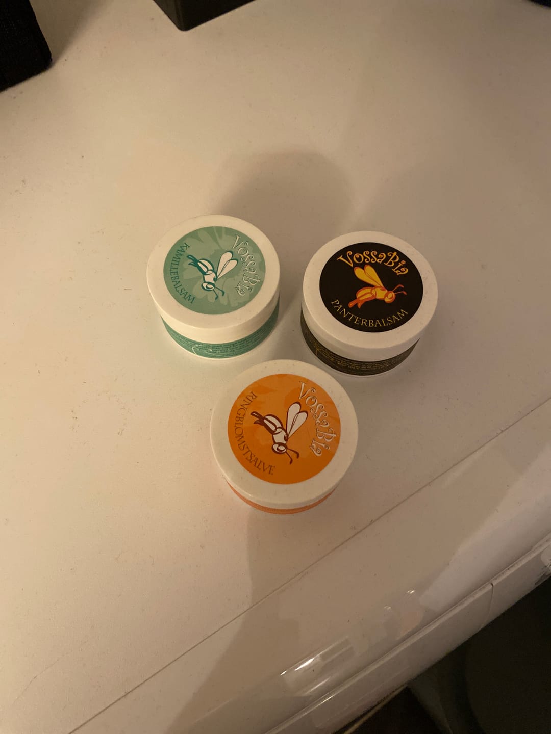 Reseña fotográfica de un cliente sobre la oferta del paquete: Los favoritos de Emil: ungüento de caléndula 50 ml, bálsamo Panther 50 ml, bálsamo de manzanilla 50 ml.