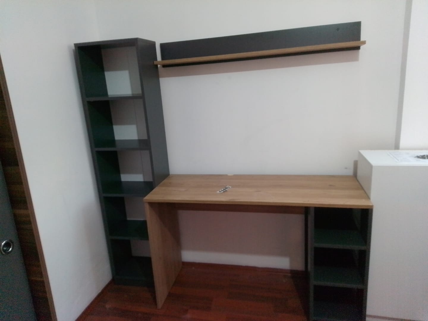 Customer photo review of Rani HA125 Kitaplıklı Raflı Çalışma Ofis Bilgisayar Masası Antrasit - Sepet Ceviz