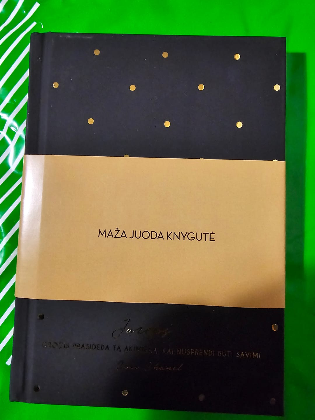Customer photo review of Maža juoda knygutė: parduota daugiau nei 20 000 egz.! Garsioji originali užrašinė su Coco Chanel citatomis ir šilko juostele – tobulas formatas kiekvienos stilingos moters rankinei!