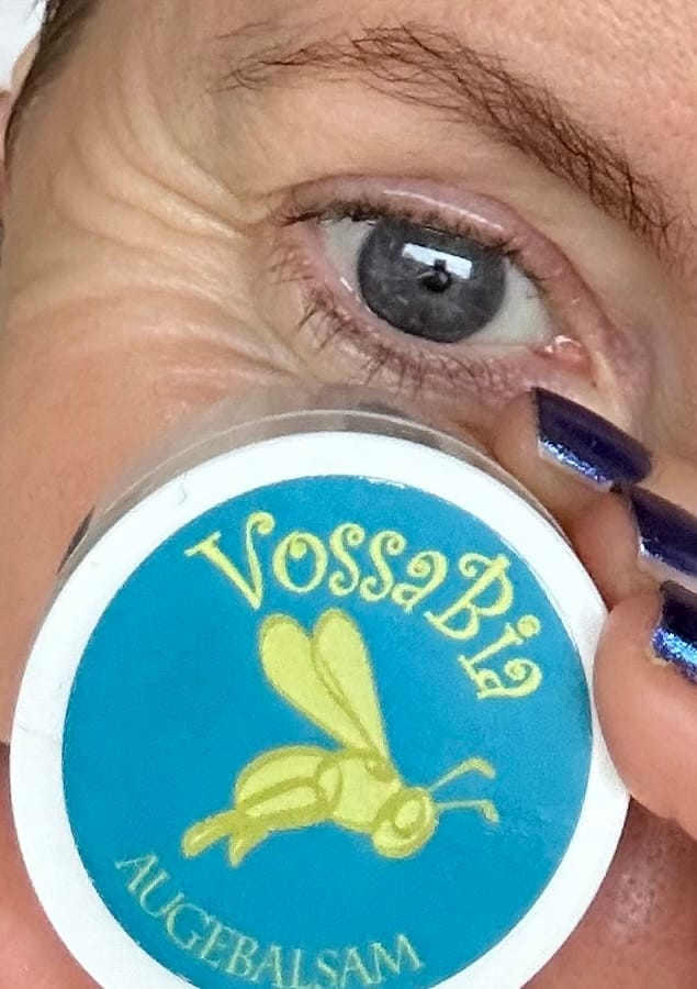 Reseña fotográfica de un cliente sobre el bálsamo para ojos