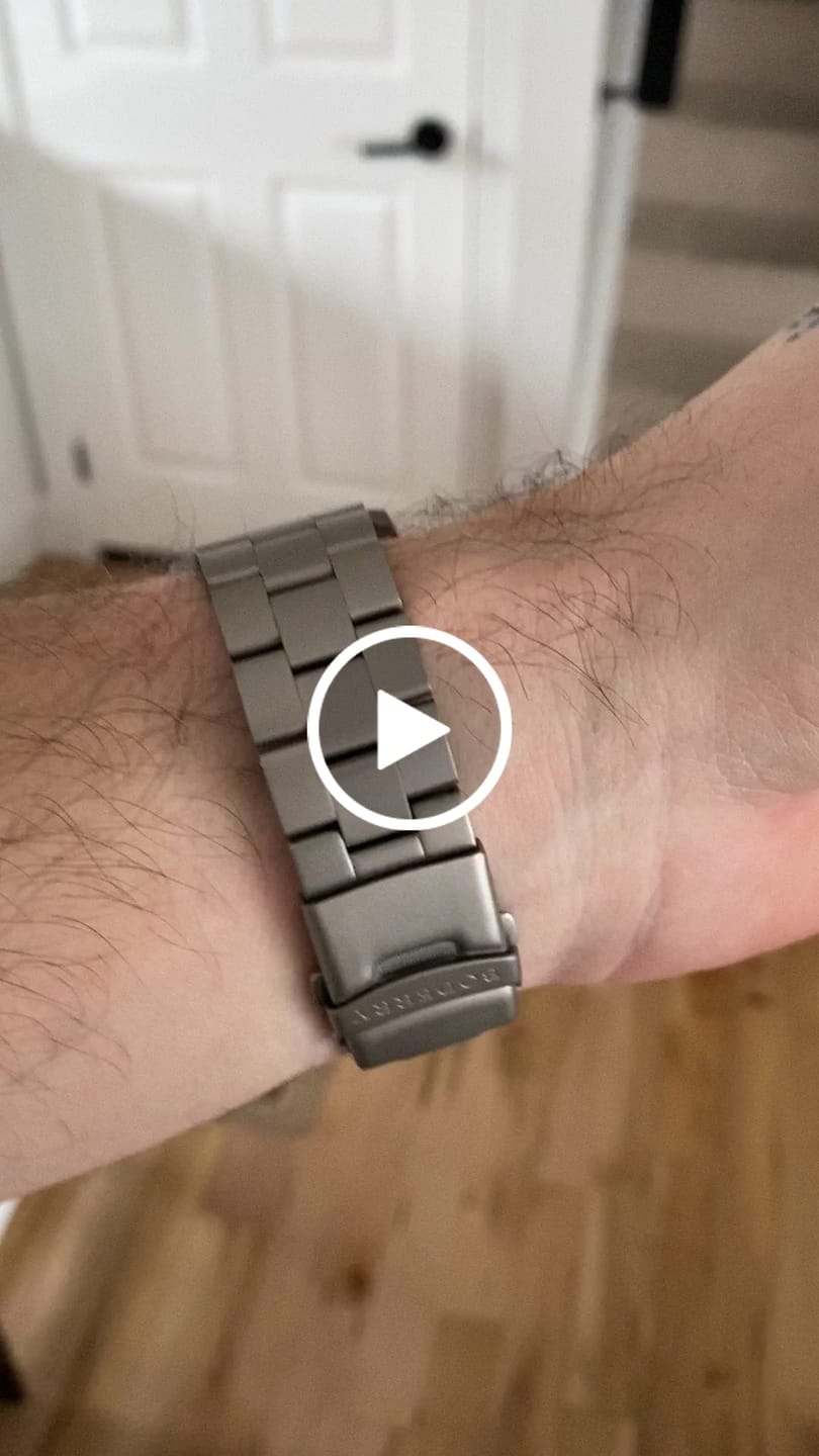 Customer video review of VOYAGER - 100M Waterproof Titanium Automatic Field Watch | Volcanic Gray-bracelet